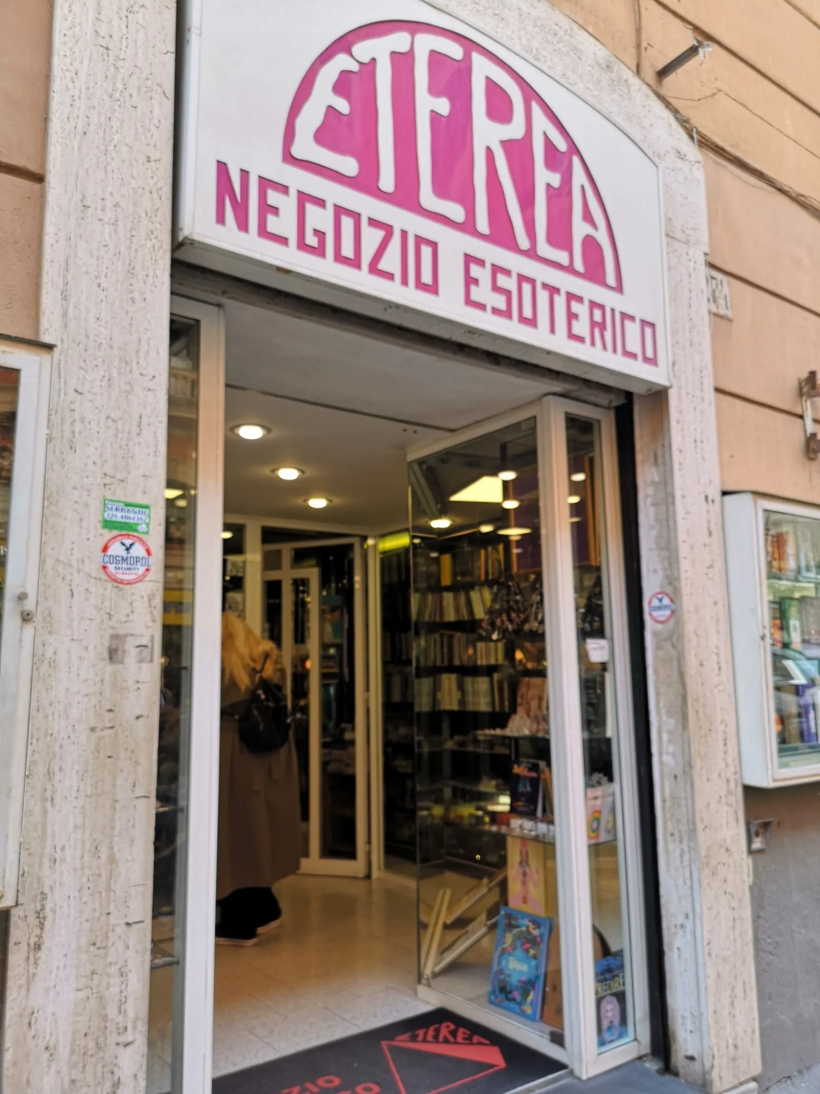 L’ingresso di Eterea in via dei Gracchi 274, con l’insegna magenta a mezzo sole sopra la porta