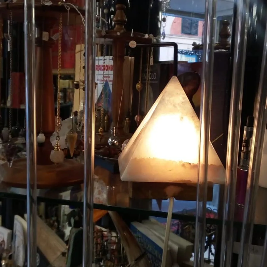 La vetrina di Eterea con la lampada di sale accesa tra i ripiani di vetro