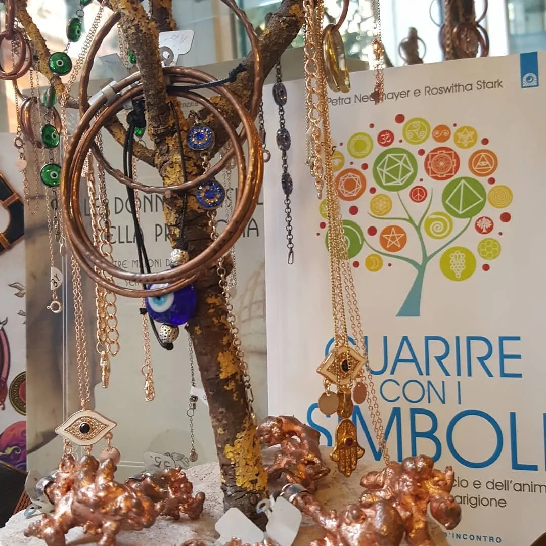 Oggetti e bracciali di rame esposti accanto ai libri