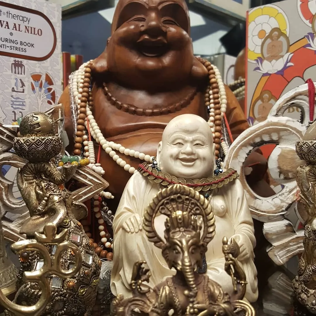 Statue di Buddha sorridenti e Ganesh in vetrina